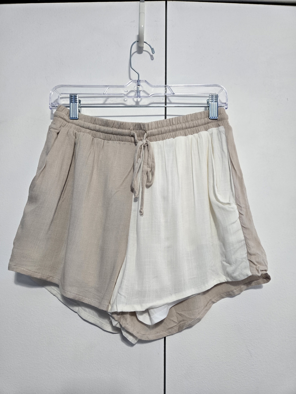 Le Lis Sierra Two Tone Shorts M Taupe White Colorblock Drawstring Rayon